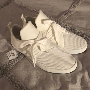 White lace up sneakers